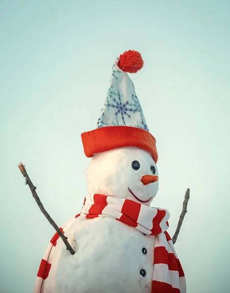 Weihnachten oder Neujahr Schneemann mit Wintermütze und Schal — Stockfoto