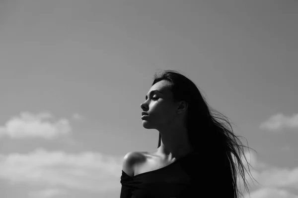 Girl posing in black top with naked shoulder — Stock Photo, Image