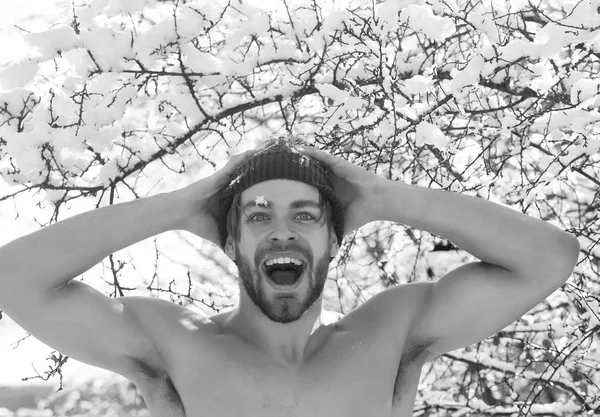 Gelukkig gespierde man in winter forest — Stockfoto