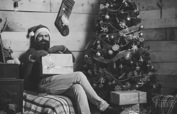 Χριστούγεννα ευτυχισμένο άνθρωπο στην το καπέλο santa με το παρόν πλαίσιο — Φωτογραφία Αρχείου
