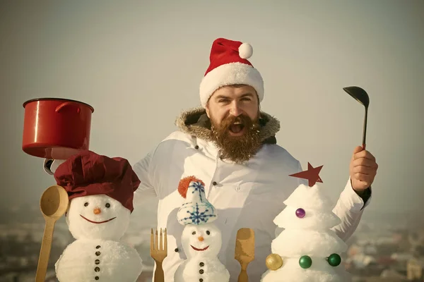 Захоплений чоловік в капелюсі Санта і форма в зимовий день — стокове фото