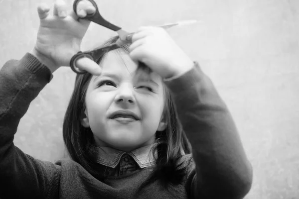 Cabeleireiro fechar os olhos do medo ao cortar o cabelo — Fotografia de Stock