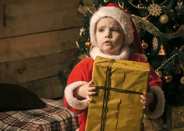 Christmas lyckligt barn med nuvarande box. — Stockfoto