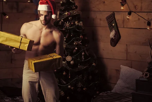 Ragazzo di anno nuovo a albero di Natale e ghirlanda . — Foto Stock