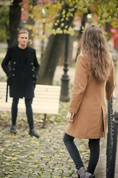 Woman waits her boyfriend in cozy park. — Stock Photo, Image