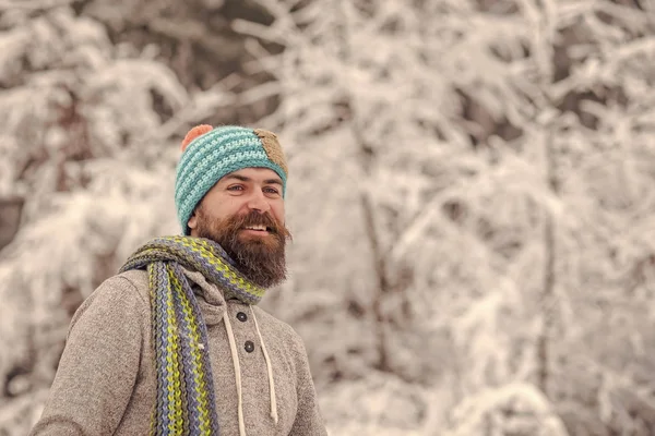 Vousatý muž smile v zasněženém lese — Stock fotografie