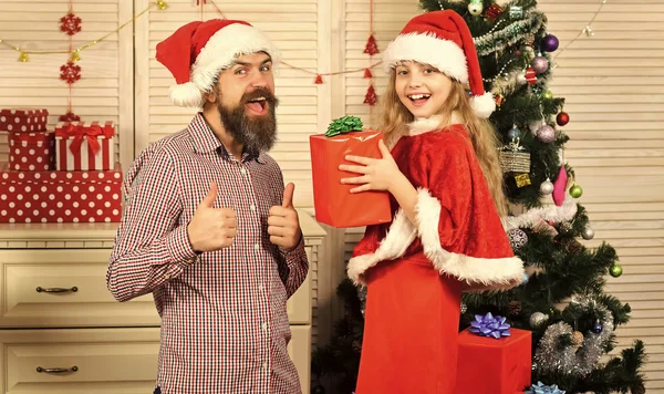 산타 어린이, 크리스마스 트리 남자 수염. — 스톡 사진