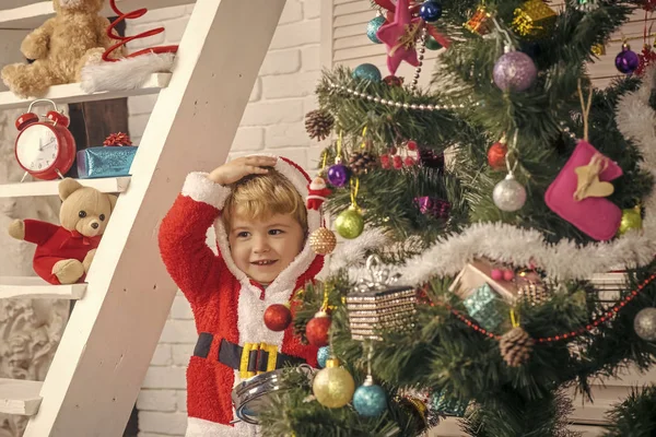 新年の装飾グッズで小さな男の子. — ストック写真