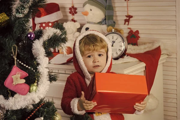 Noel mutlu çocuk hediye kutusu, boks gün ile. — Stok fotoğraf