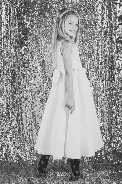 Jolie petite fille dans une robe blanche, concept de mode — Photo