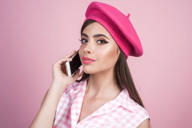 Ev kadını. servet Retro kadınla. kadın moda makyaj ile pin. vintage tarzı kız. moda saçları Pinup kız. Sizi bir saniye içinde bağlayacaktır. Fransız kız telefon ile. Paris Bayan