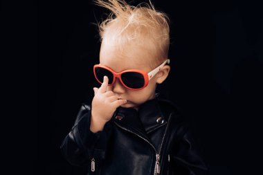 Rock yıldızı olmak için doğmuşum. Sevimli küçük müzik fan. Küçük çocuk çocuk rocker ceket ve güneş gözlüğü. Küçük rock yıldızı. Rock tarzı çocuk. Rock and roll moda trendi. Çocuklar için müzik