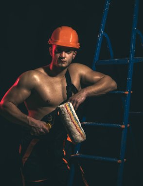 Bizi test edin, biz geri kalanından daha iyidir. Yetenekli ressam ya da dekoratör adam. İşçi fırça rulo kas elinde tut. İnşaat işçisi veya Oluşturucu. Kaslı adam resim iş