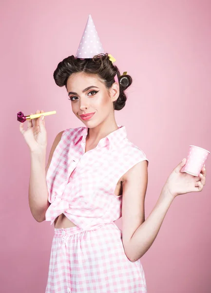 Pinup meisje met mode haar. pin up vrouw met trendy make-up. Proficiat met je verjaardag. Party feest. Retro vrouw op berthday partij. mooi meisje in vintage stijl. Spelen hard. De beste partij ooit — Stockfoto