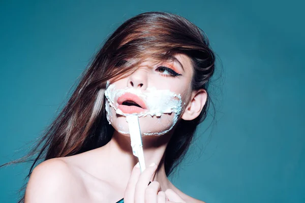 Chica con pelo de moda. chica bonita en el baño. mujer con maquillaje de moda. aseo matutino y cuidado de la piel, espacio para copiar. afeitado mujer con espuma y hoja de afeitar. Joven y hermosa — Foto de Stock