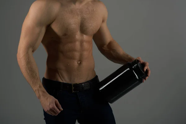ダイエット。男 6 パック abs. 蛋白同化ステロイドで筋肉の成長を刺激します。蛋白同化ホルモンは、筋力を増加します。ビタミンの栄養物。健康的な食事。強い男は、ビタミン ボトルを保持します。 — ストック写真