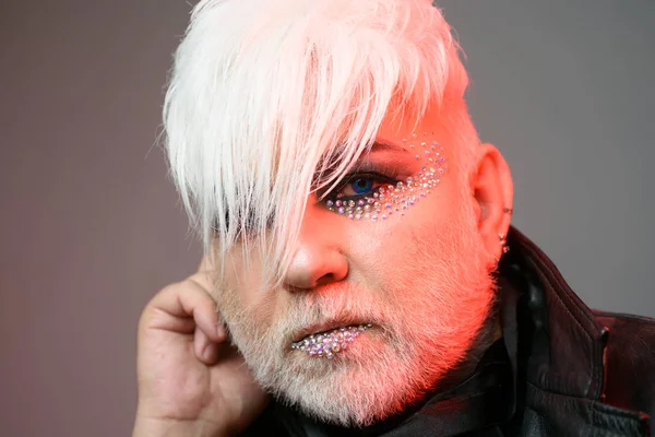 Sentirse como un drag queen.Transgender persona. Hombre hipster exótico con peinado de moda. Estilo de moda Hipster. Apoyar los derechos transgénero. Maquillaje masculino. Hombre barbudo con maquillaje masculino — Foto de Stock