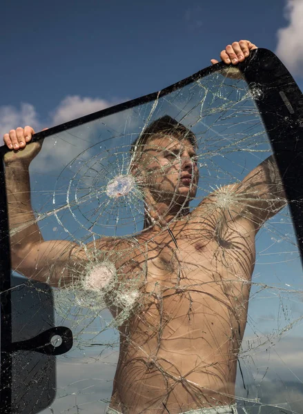 Sportlicher Ehrgeiz mit richtigem Training. starker Mann hält zerbrochenes Glas. Konzentration auf den Aufbau von Stärke und Macht. Sportler mit Muskelkraft. Sporttraining. Nackter Ehrgeiz — Stockfoto