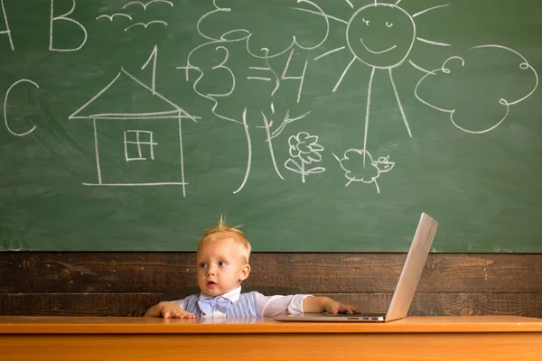 Menino realizar a navegação na internet no computador portátil. Criança pré-escolar usar internet surf para pesquisa escolar — Fotografia de Stock