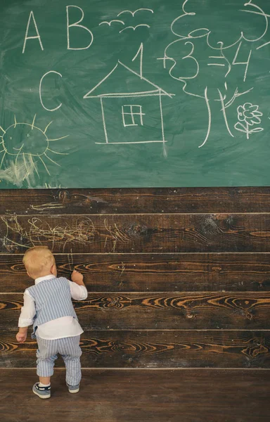 Kreativ liten pojke målning doodle på väggen i klassrummet. Kreativ konstnär i skolan — Stockfoto
