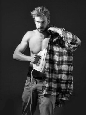 Demir ile seksi üstsüz erkek