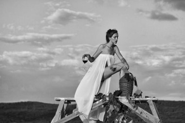 Şarap şişesi ile güzel kız