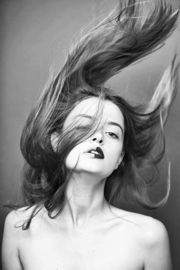 Saç uçan ile güzel kız