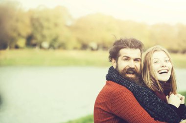 Sonbahar parkında genç bir çift