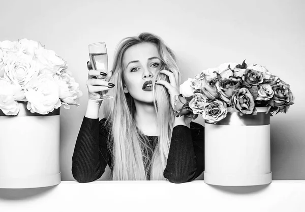 Jolie fille avec des fleurs et du verre — Photo