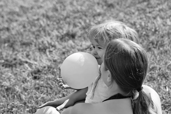 Anne ve oğlu pembe oyuncak balon ile — Stok fotoğraf