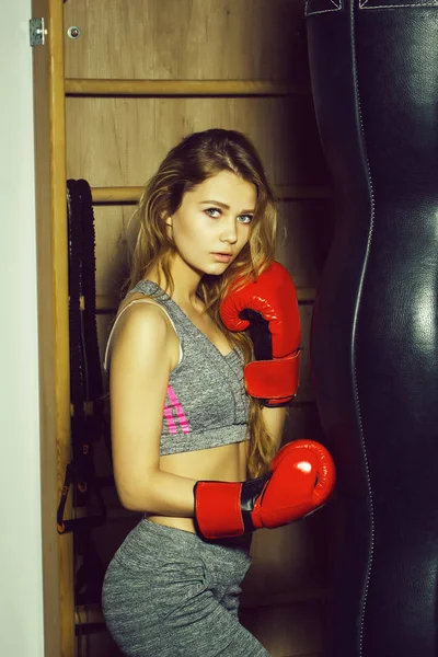 Pretty girl boxer punching — Stock Photo, Image