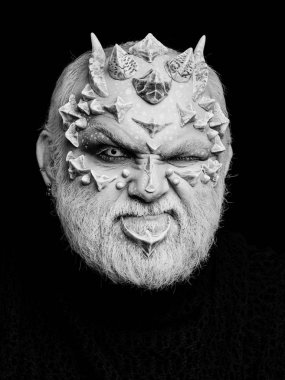 Adam dragon cilt ve sakal