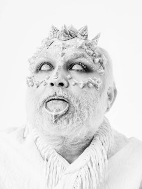 Beyaz arka plan üzerinde gümüş sakallı şeytan