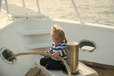 İp ile yatta oynayan çocuk çocuk