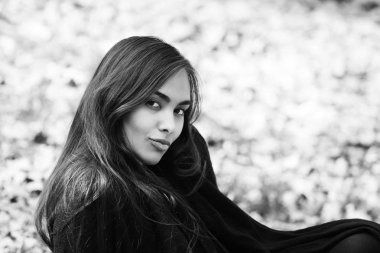 kadın yerde oturan sevimli gülümseme ile