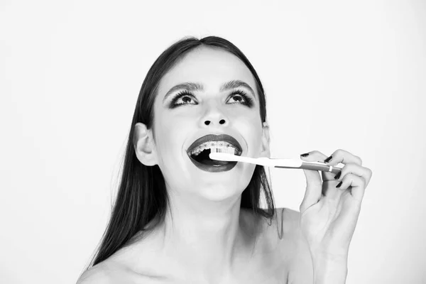 Chica Con Cara Feliz Frenos Cepillarse Los Dientes Con Cepillo —  Fotos de Stock