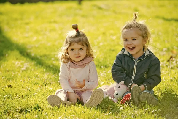 Glückliche Kinder, kindliches Konzept — Stockfoto