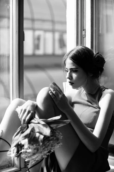 Hermosa chica española sentada en la ventana con ramo de flores —  Fotos de Stock