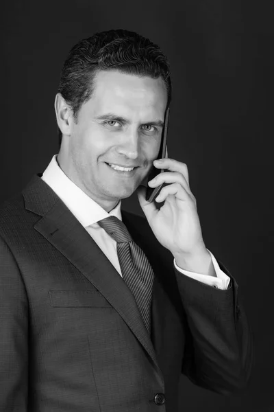 Бізнесмен або усміхнений чоловік розмовляє на смартфоні — стокове фото