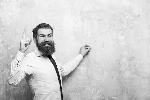 Hipster hombre con barba en feliz cara escribir con tiza — Foto de Stock