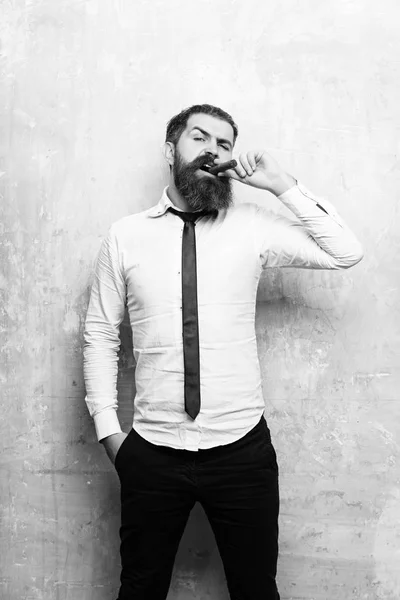 A szakállas férfi, a komoly arc dohányzás szivar szivar — Stock Fotó