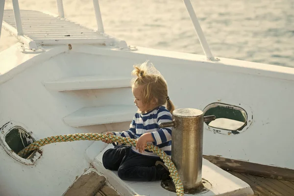 Chłopiec dziecko bawi się liny na jachcie — Zdjęcie stockowe