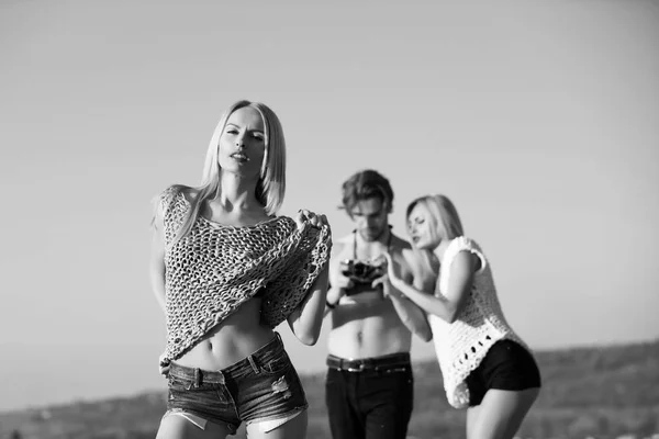 Jongeren van man en vrouw in de zomer of lente — Stockfoto