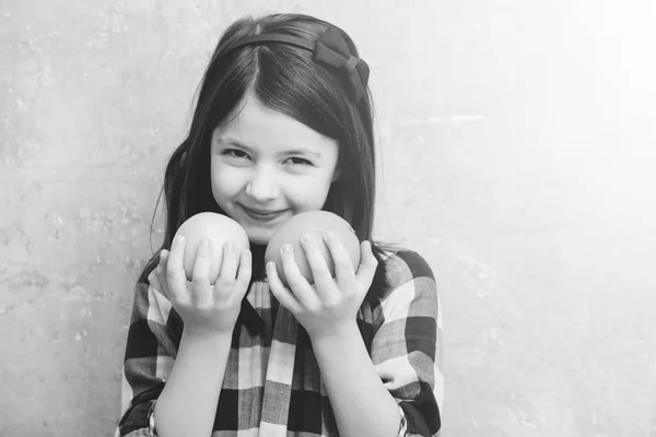 Φρούτα κοντά χαρούμενο πρόσωπο, μικρό κορίτσι με πράσινο μήλο, πορτοκαλί — Φωτογραφία Αρχείου