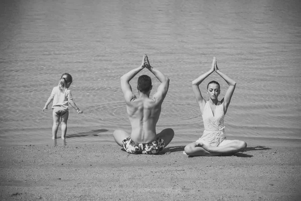 Yoga y meditación, amor y familia, vacaciones de verano, espíritu, cuerpo —  Fotos de Stock