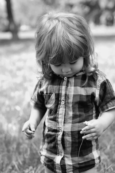 Heureux petit garçon sur herbe verte — Photo