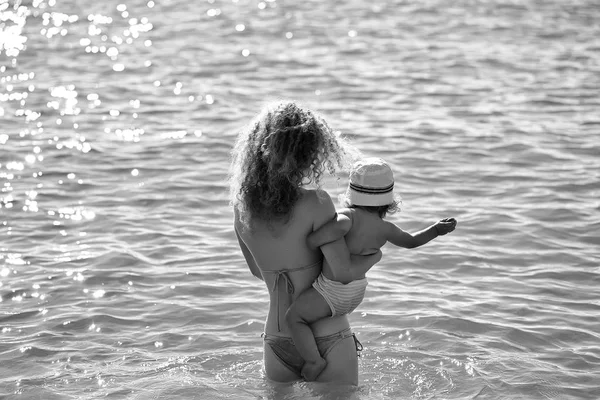 Mujer en bikini con niño — Foto de Stock