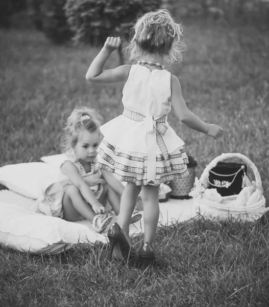 Meninas ou irmãs brincam no dia de verão ao ar livre — Fotografia de Stock