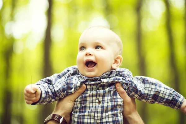 Niño en las manos del padre — Foto de Stock