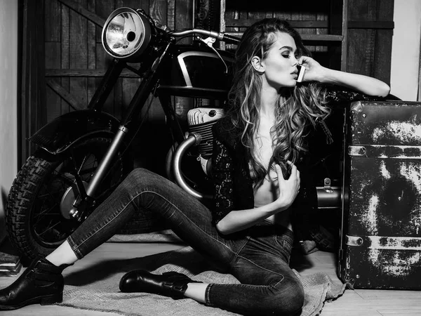 Sexy girl biker with suitcase at motorcycle hold mobile phone — Stock Photo, Image